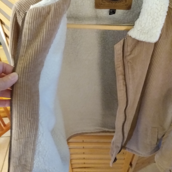 Ladies Corduroy Jacket....Sherpa lined inside, zip up front. Large....Like new - Picture 4 of 6